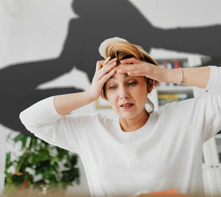 Frau im Schatten ihrer Angst - Hilfe bei Phobophobie - Angst vor der Angst - www.hypnose-hilfe.ch
